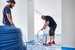 passend zur wärmepumpe wird eine fußbodenheizung installiert