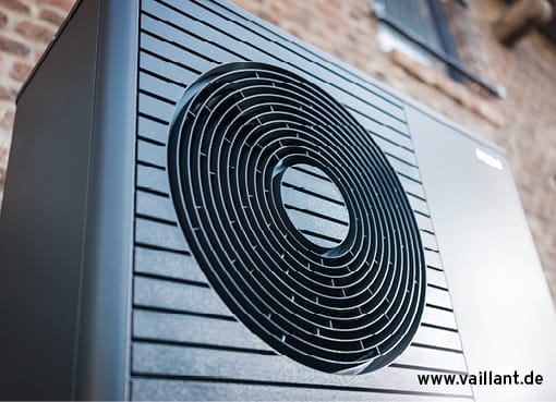 aroTHERM plus Wärmepumpe von Vaillant im Außenbereich installiert