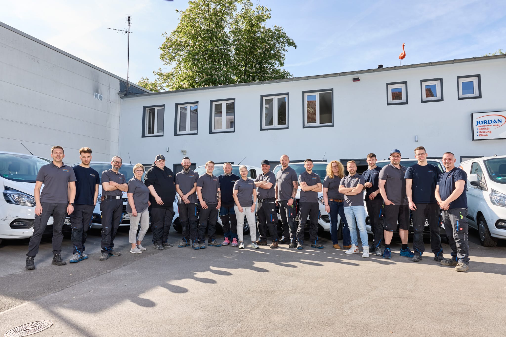 Das gesamte Team der Jordan Haustechnik GmbH vor dem Firmengebäude in Erkrath