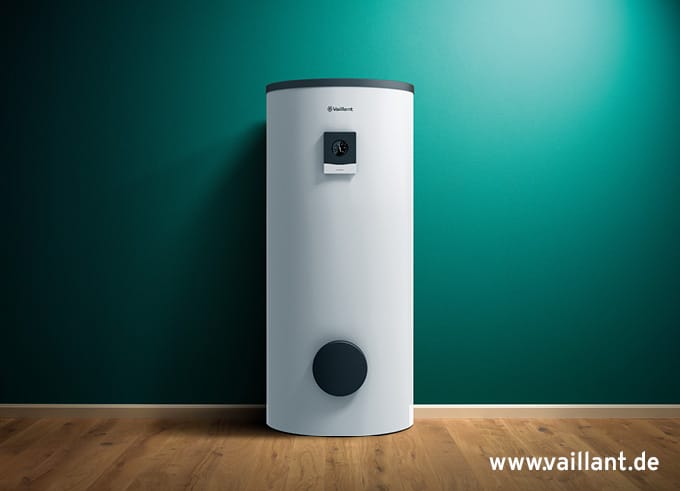 Vaillant uniSTOR plus Warmwasserspeicher vor grüner Wand mit Holzfußboden